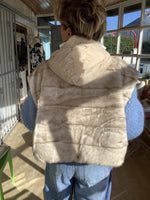 Load image into Gallery viewer, Fun fur gilet
