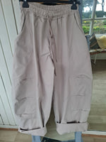 Load image into Gallery viewer, Just west barrel trousers
