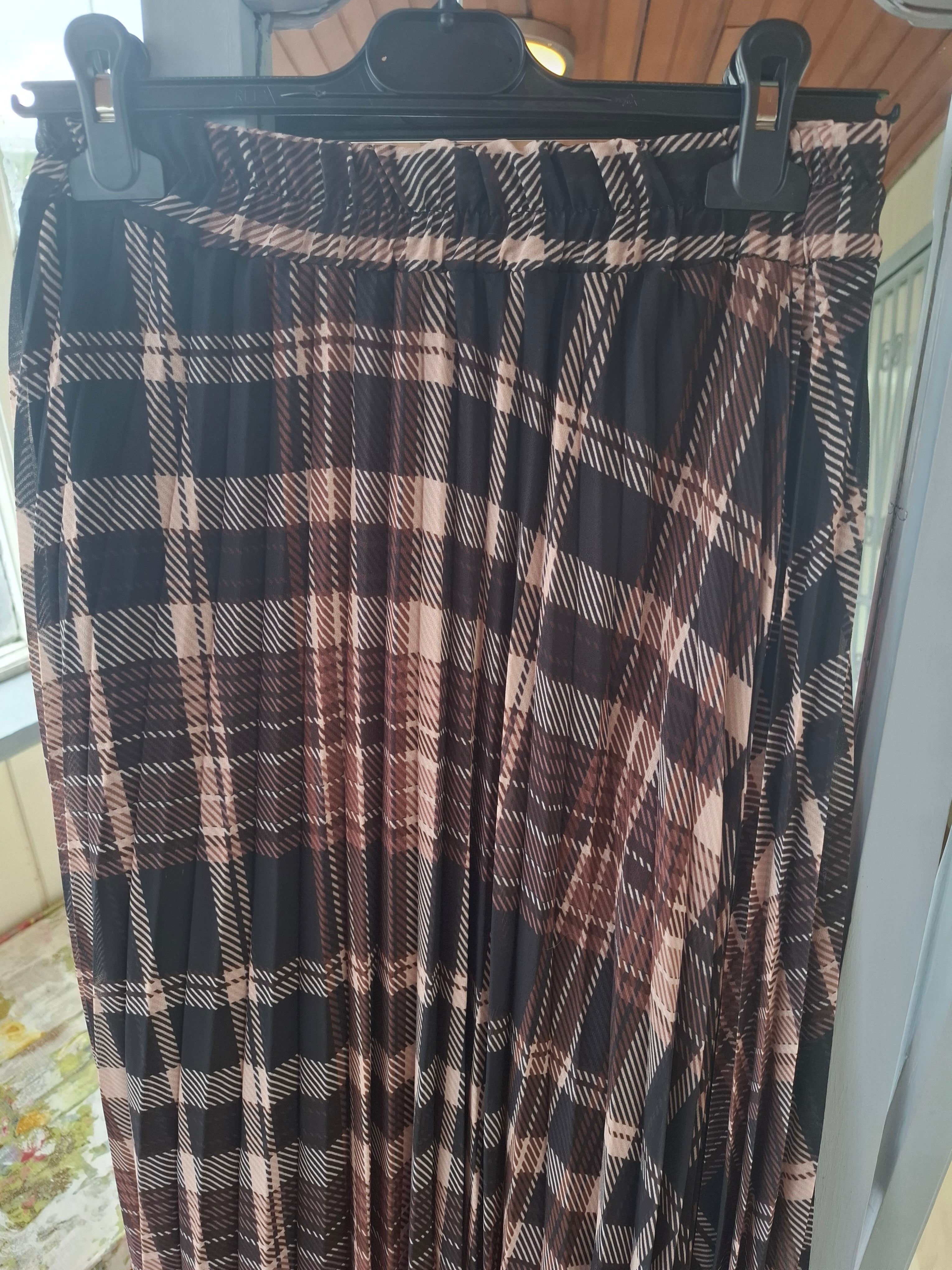 Pleated checkered skirt