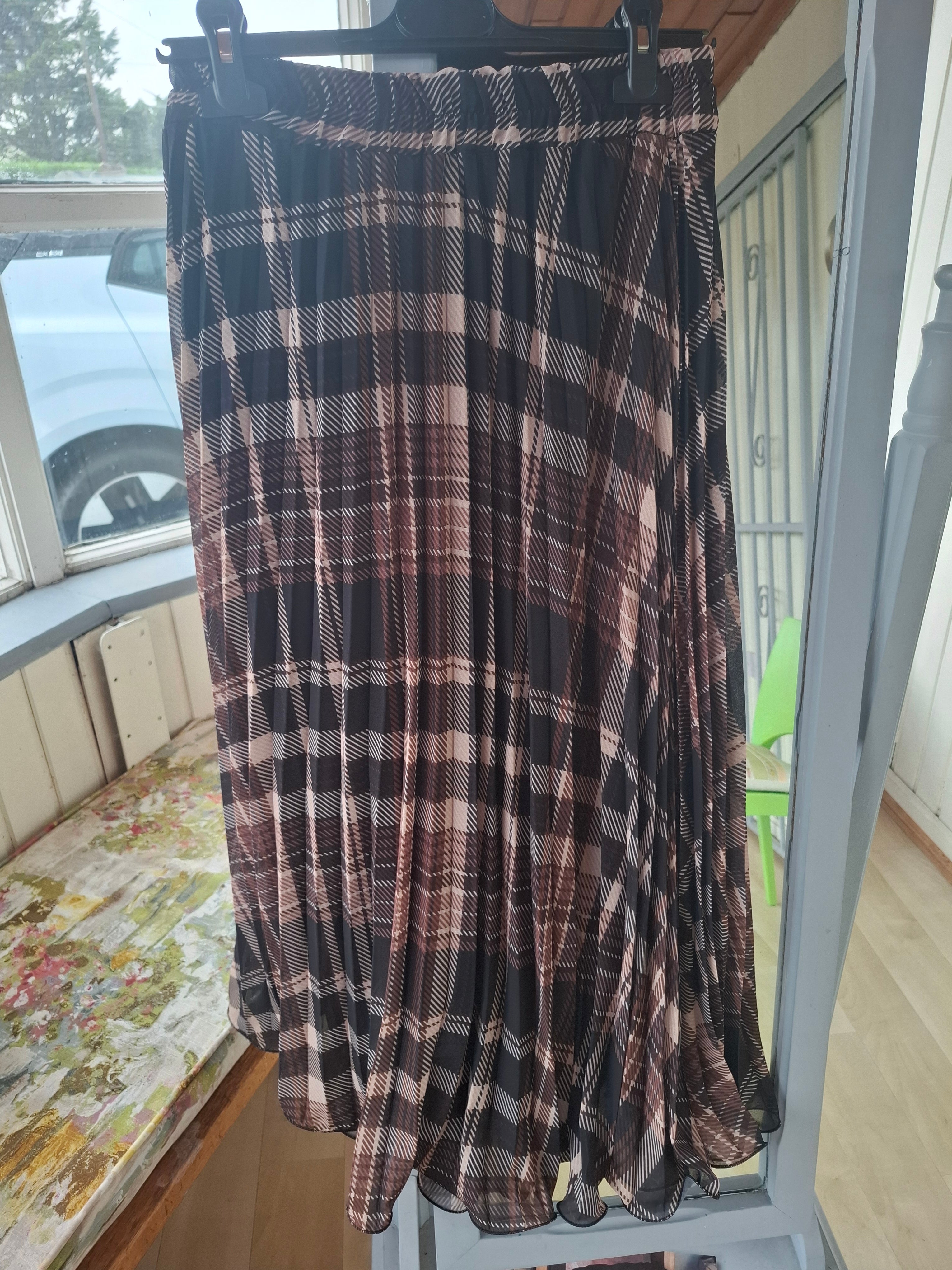 Pleated checkered skirt