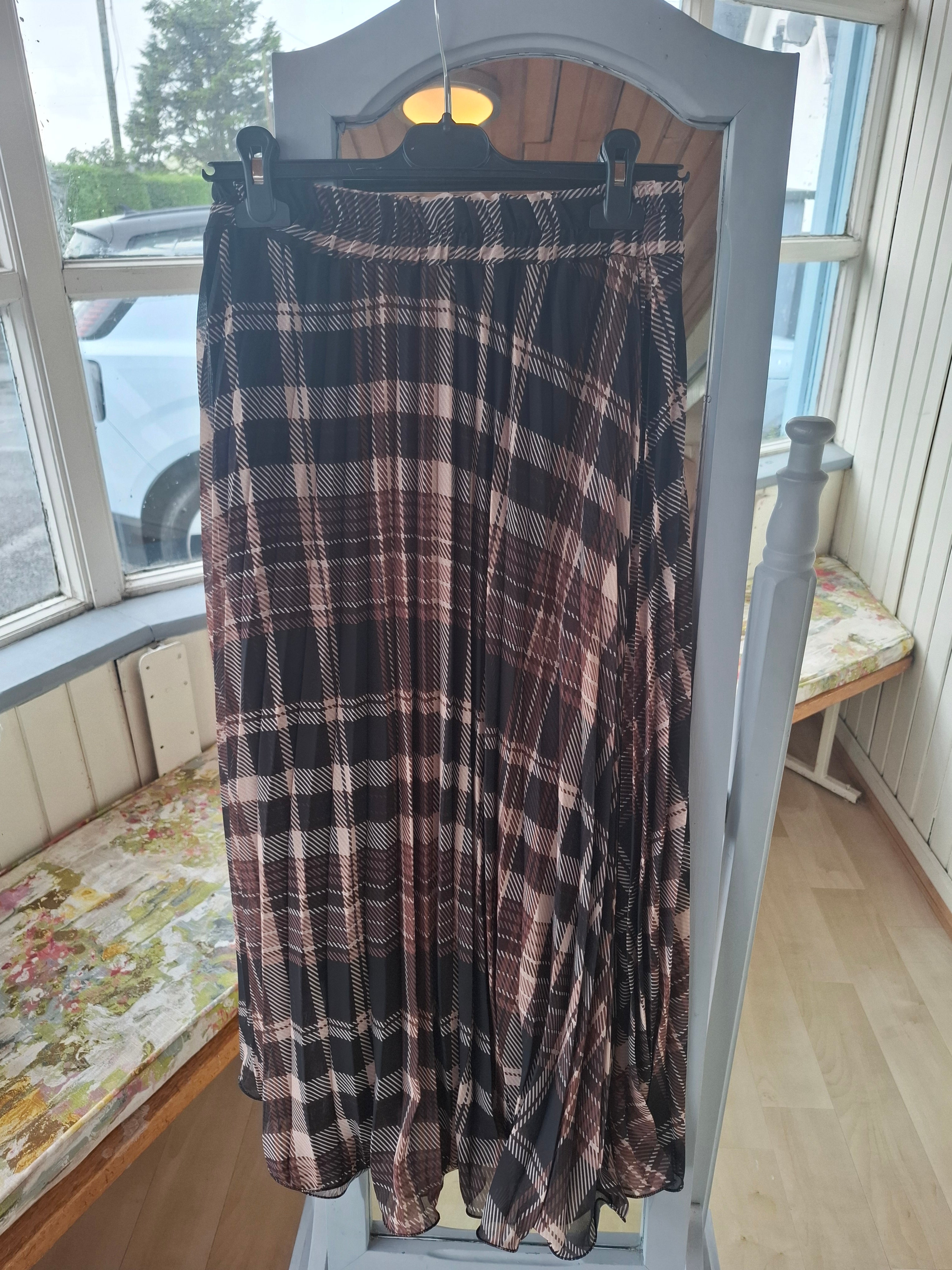 Pleated checkered skirt